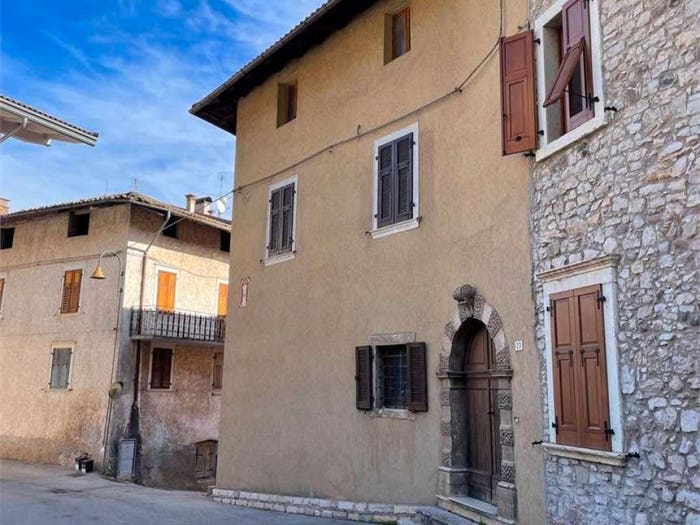 Casa con 5 locali in vendita in piazza Castelbarco, Besagno, Mori