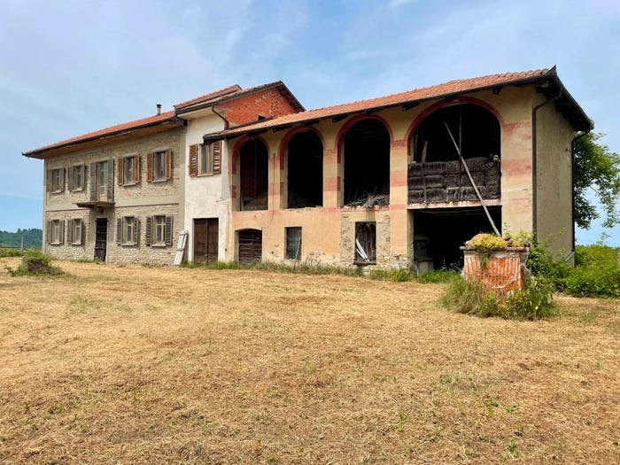Casa con 6 locali in vendita in Via Villa, Serravalle Langhe