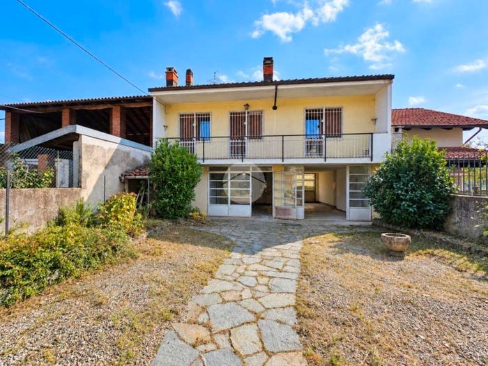 Casa con 6 locali in vendita in Piazza Colonnello C Amione, Vische