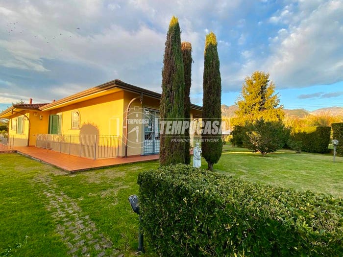 Casa con 6 locali in vendita in Via Sottoponte, Puliche, Massa