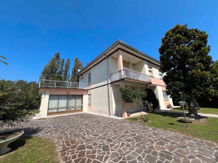 Casa con 6 locali in vendita in Cento Paese, Cento