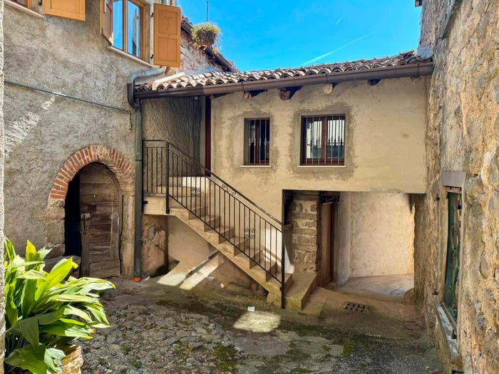 Casa quadrilocale in vendita in Via Amagno, Centro, Strozza