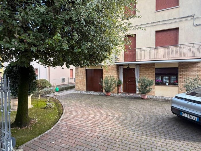 Casa con 6 locali in vendita in Via Camillo Benso di Cavour, Centro, Cavezzo