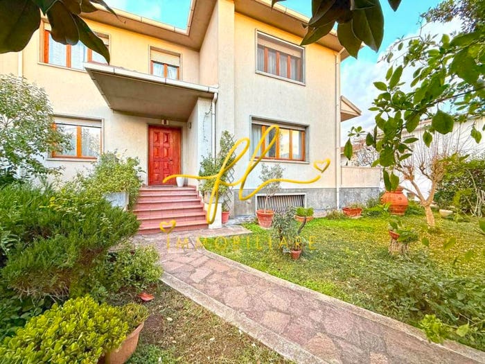 Casa con 6 locali in vendita in Cecina Centro, Cecina