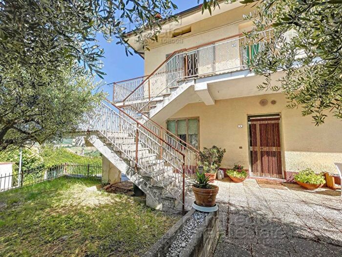 Casa con 6 locali in vendita in Urbino