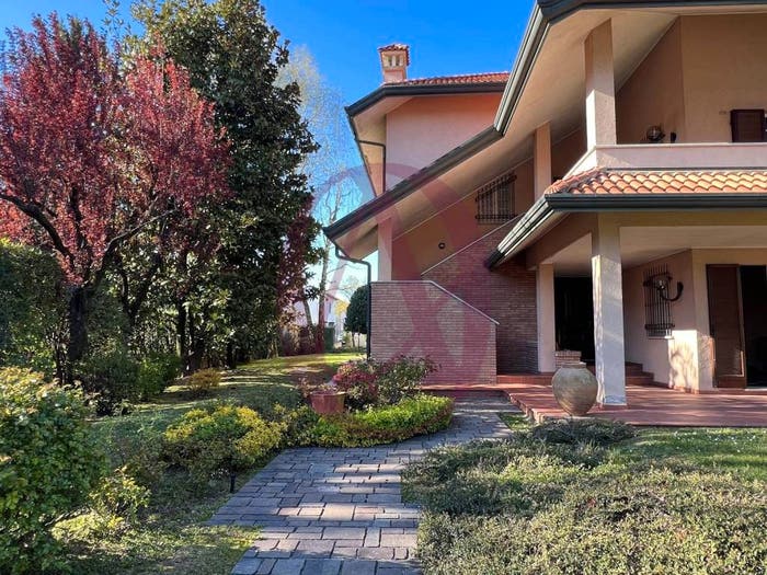 Casa con 6 locali in vendita in Via Dalmazio Birago, Gorla Maggiore