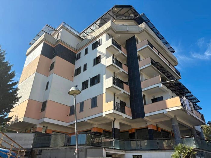 Appartamento quadrilocale in vendita in Via Gabriele e Guido Pizzuti, Acquedotto, Cosenza
