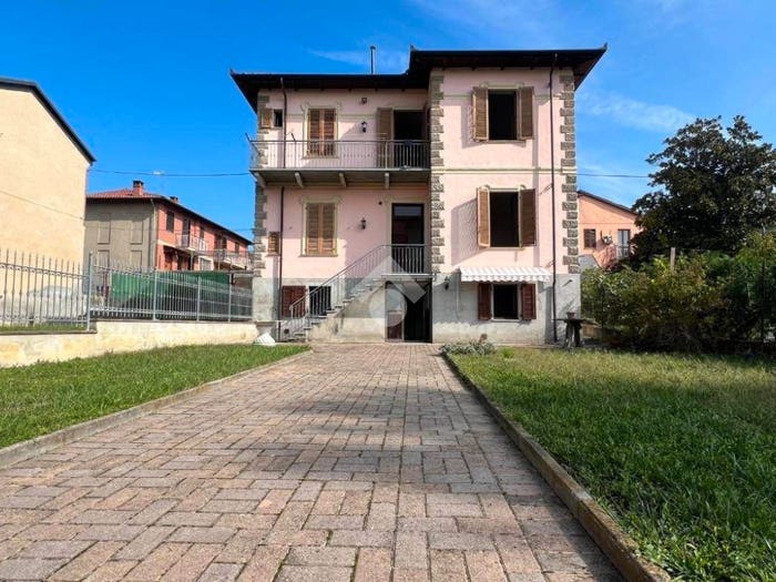 Casa con 6 locali in vendita in Via IV Novembre, Centro, Castello di Annone