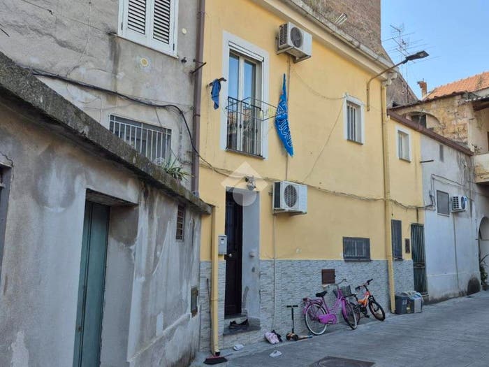 Appartamento trilocale in vendita in Vico Bassano, Curti