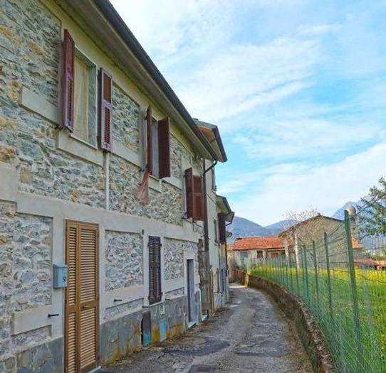 Casa con 5 locali in vendita in Via Del Lavatoio, Bagnone