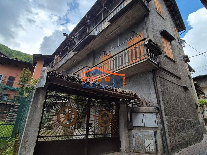 Casa con 6 locali in vendita in Centro, Primaluna