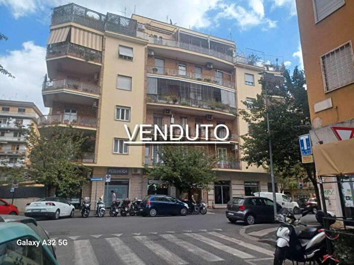 Appartamento trilocale in vendita in Via Tommaso da Celano, Appio Latino, Roma