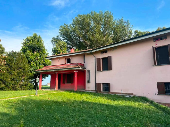 Casa con 6 locali in vendita in Viale San Lorenzo, Centro, Pegognaga