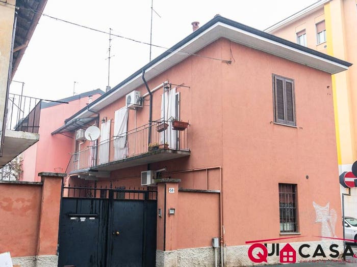 Casa quadrilocale in vendita in Via Massimo d'Azeglio, Flora, Legnano