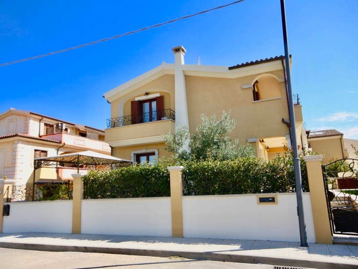 Casa con 6 locali in vendita in Via Ruinadas, Via Nervi, Olbia
