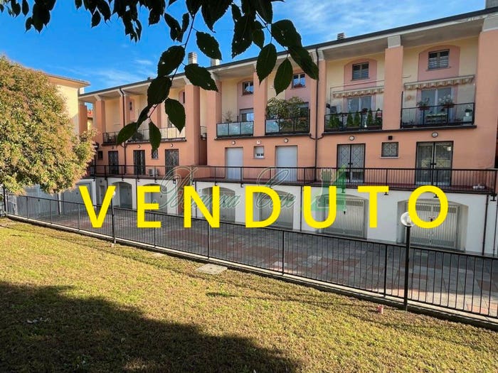 Appartamento con 5 locali in vendita in Via San Luigi, Campofiorenzocalifornia, Casatenovo
