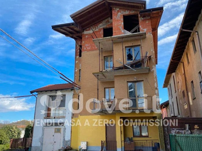Appartamento con 6 locali in vendita in Via Piemonte, Cascine Maggio, Castronno