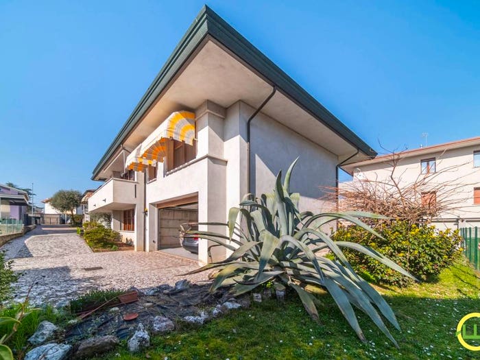 Casa con 6 locali in vendita in Via Cavalieri di Vittorio Veneto, Centro, Azzano Decimo