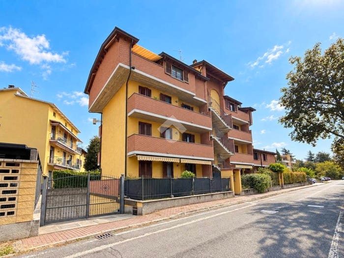 Appartamento quadrilocale in vendita in Via al cimitero, Centro, Caronno Pertusella