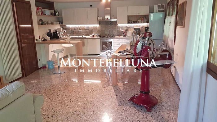 Casa con 6 locali in vendita in Via Roma, Centro, Montebelluna