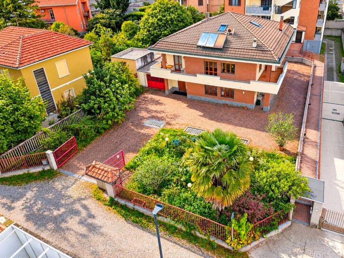 Casa con 6 locali in vendita in Via Monviso, Centro, Limbiate