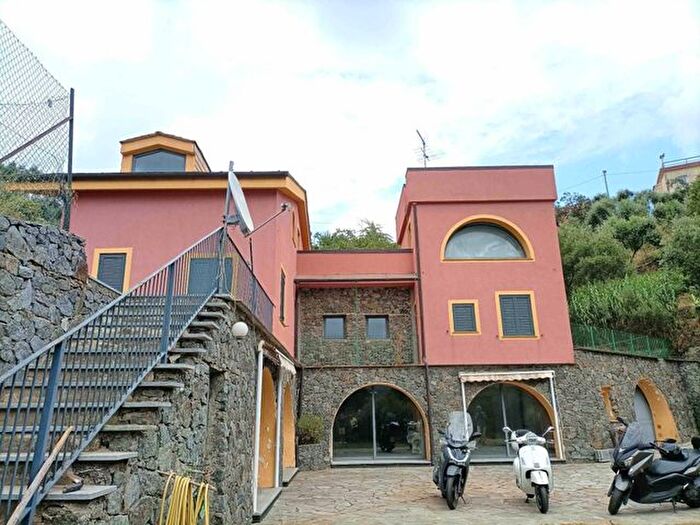 Casa con 8 locali in vendita in Via Ranco, Savona