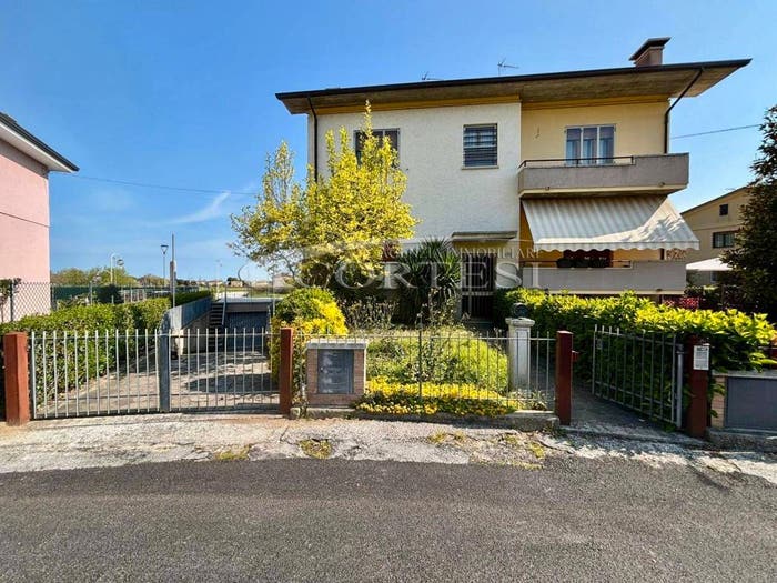 Casa quadrilocale in vendita in Via Francesco Dionigi, Rosciano, Fano