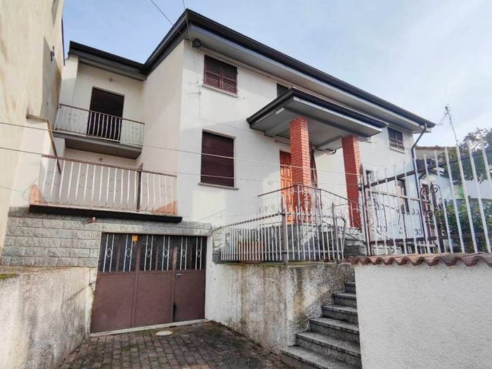Casa con 6 locali in vendita in località Mandola, Gropparello