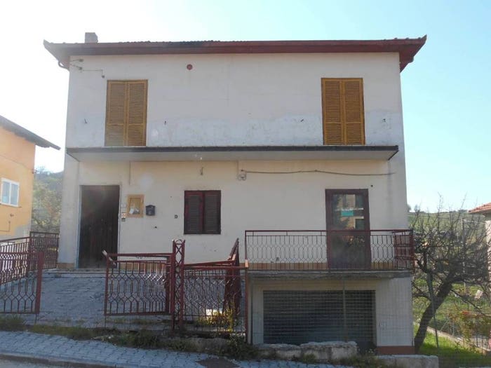 Casa con 6 locali in vendita in Via Novembre, Centro, Vallata