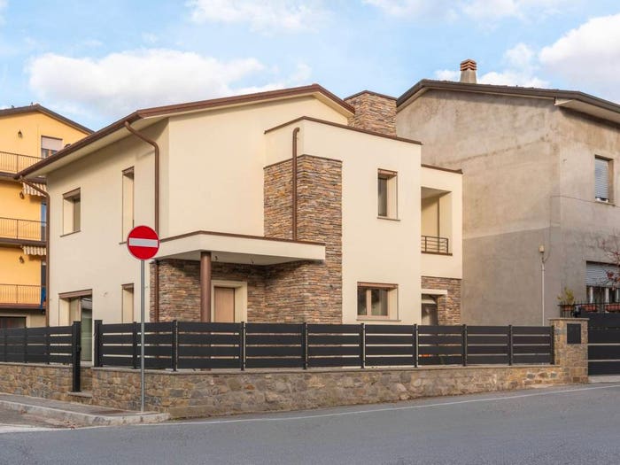 Casa con 6 locali in vendita in Via Fiorentina, Soci, Bibbiena