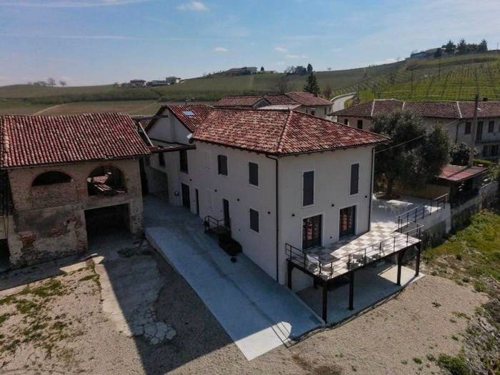 Casa con 6 locali in vendita in Via Ferrere, Treiso