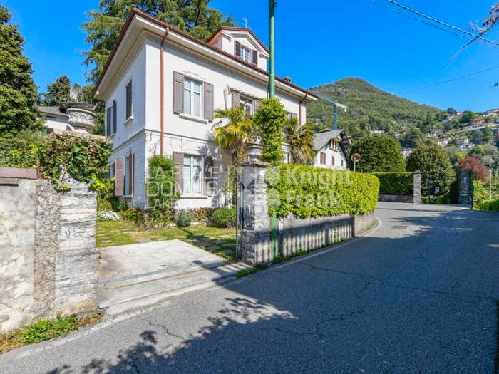 Casa con 6 locali in vendita in Via della Libertà, Cernobbio