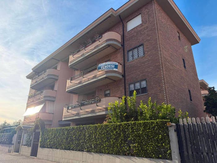 Appartamento con 6 locali in vendita in Via Caligola, Centro, Aprilia