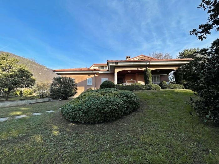 Casa con 6 locali in vendita in Corso Aprile, Centro, Erba
