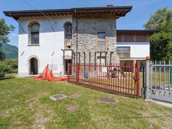 Casa con 6 locali in vendita in piazza Puccini, Caprino, Caprino Bergamasco