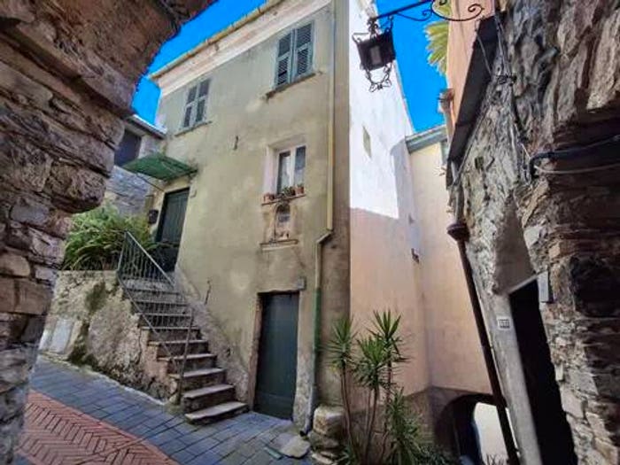 Casa con 6 locali in vendita in Piazza Brigata Liguria, Chiusanico