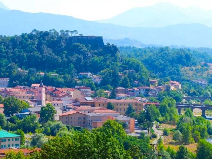 Appartamento con 5 locali in vendita in Piazza Camillo Benso di Cavour, Centro, Aulla
