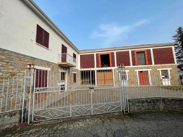 Casa con 6 locali in vendita in Via Camillo Benso di Cavour, Centro, Loazzolo