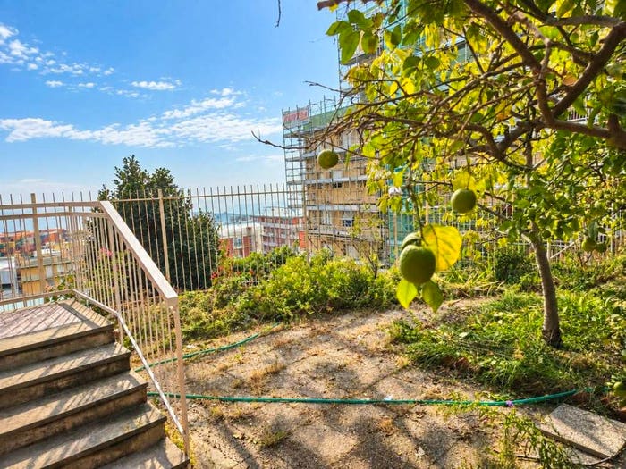 Appartamento quadrilocale in vendita in Via Pietra Ligure, Voltri, Genova