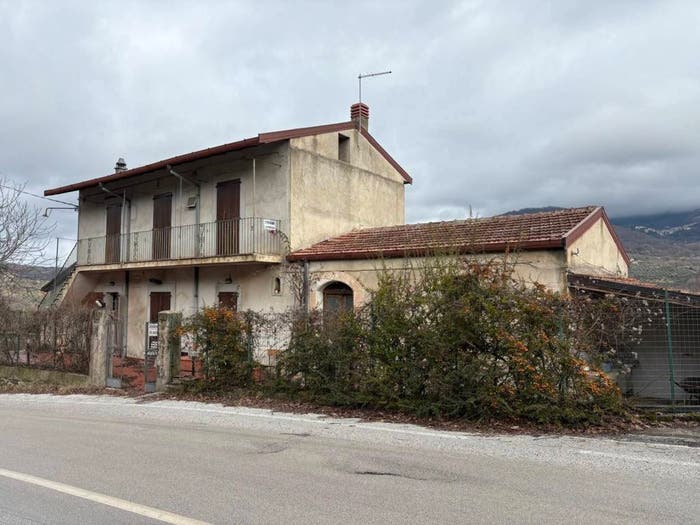 Casa con 6 locali in vendita in Via Acqua Solfurea, Isernia
