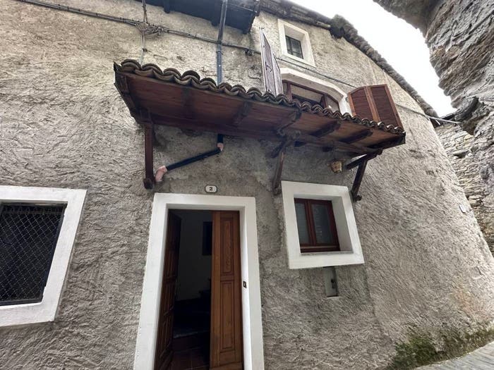 Casa con 6 locali in vendita in Str Centrale di Sotto Ponente, Centro, Peglio