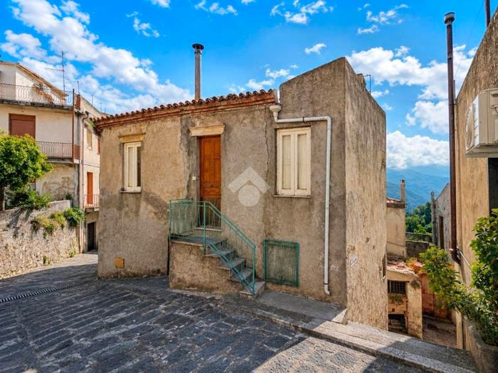 Casa quadrilocale in vendita in Via Duca degli Abruzzi, Centro, Monforte San Giorgio