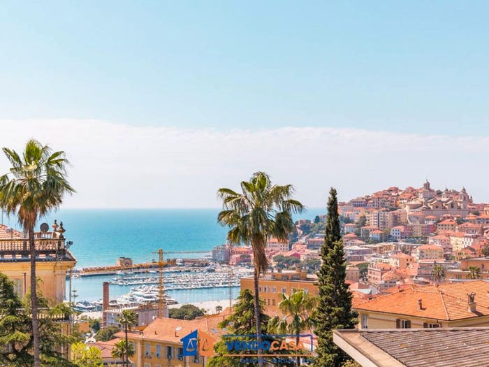 Appartamento quadrilocale in vendita in Via Privata Altamira, Porto Maurizio, Imperia