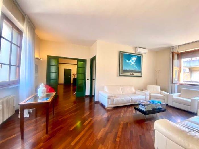Appartamento con 6 locali in vendita in Largo Fratelli Alinari, Santa Maria Novella, Firenze