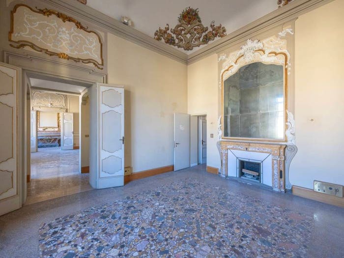 Appartamento quadrilocale in vendita in Via Barberia, Centro Storico, Bologna