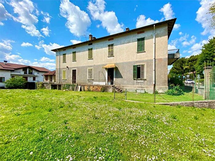 Casa con 6 locali in vendita in piazza arnoldo brioschi, Centro, Sirtori