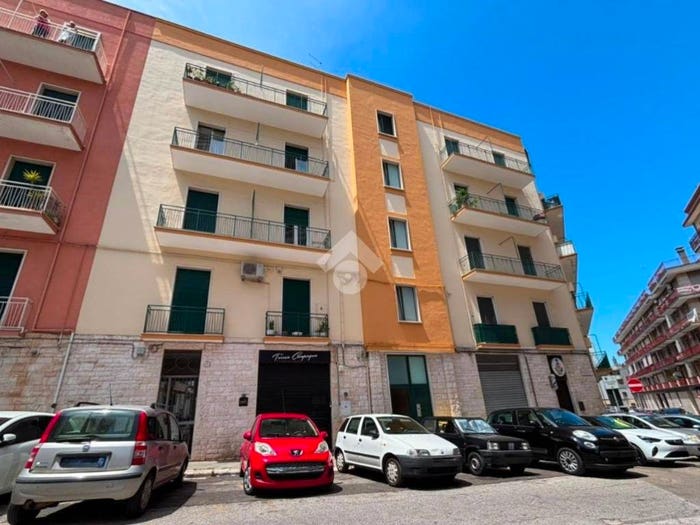 Casa bilocale in vendita in LOCALE DEPOSITO Piazza Giovanni Laterza, Putignano