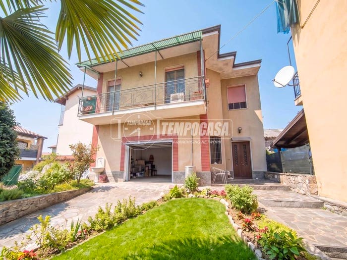 Casa trilocale in vendita in Via Roma, Pombia