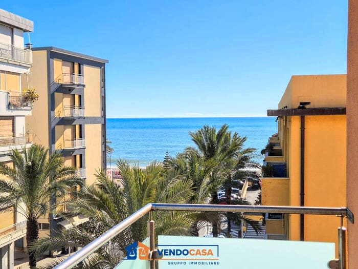 Appartamento con 5 locali in vendita in Via Nicolò Saccone, Centro, Finale Ligure