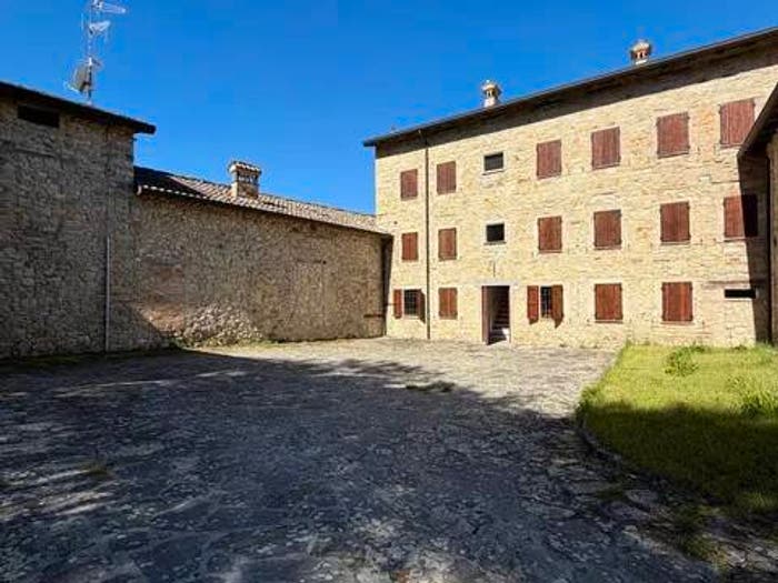 Casa con 6 locali in vendita in Casa Mazzoni No Number, Centro, Casina